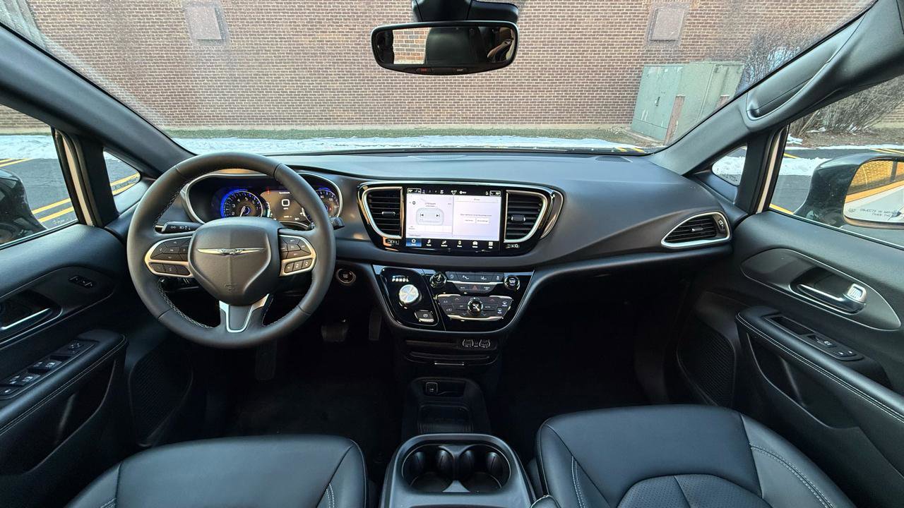 Used 2025 Chrysler Pacifica Select FWD image 16
