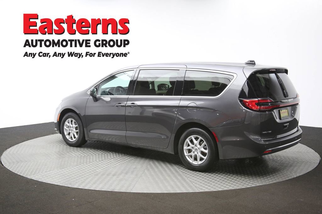 Used 2023 Chrysler Pacifica Touring-L image 67