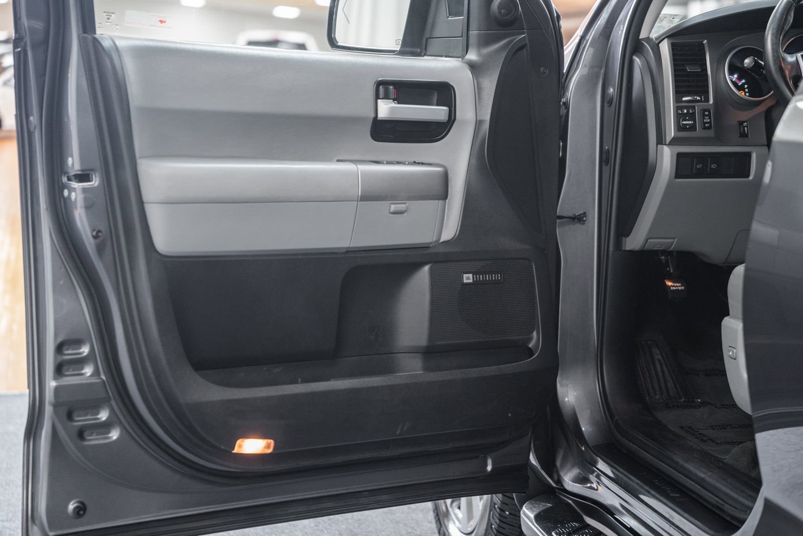 Used 2015 Toyota Sequoia Limited image 47