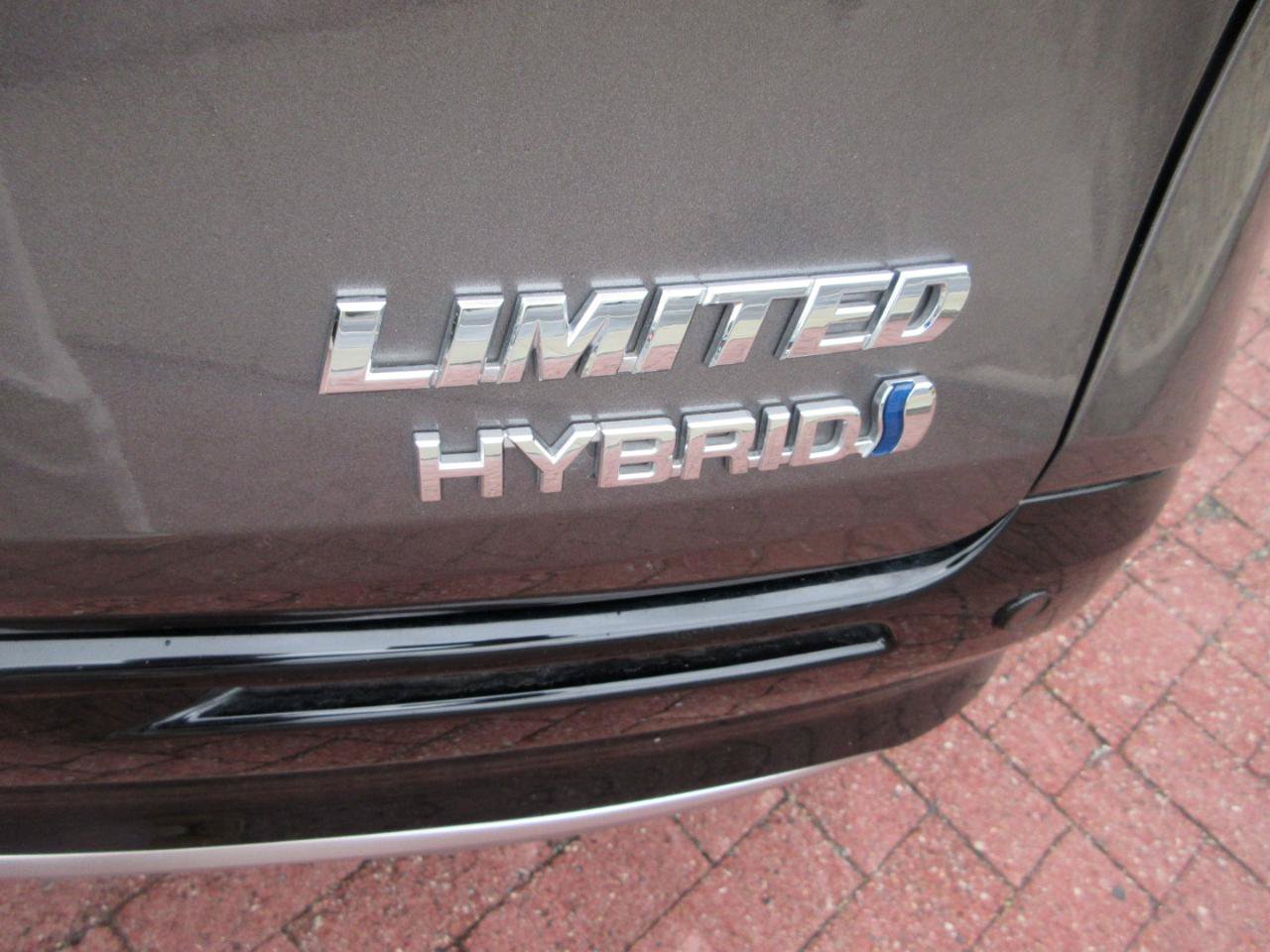 Used 2024 Toyota Sienna Limited AWD image 2
