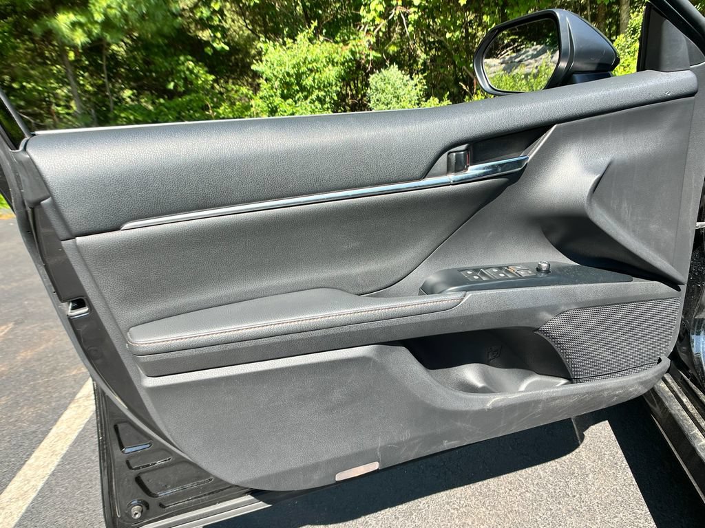 Used 2020 Toyota Camry XLE FWD image 11