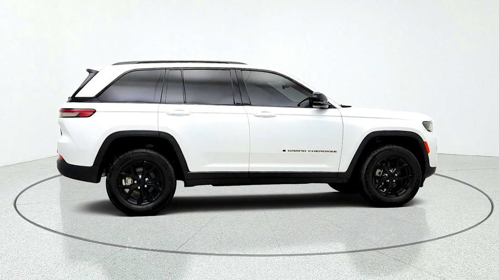 Used 2025 Jeep Grand Cherokee Altitude AWD/4WD image 4