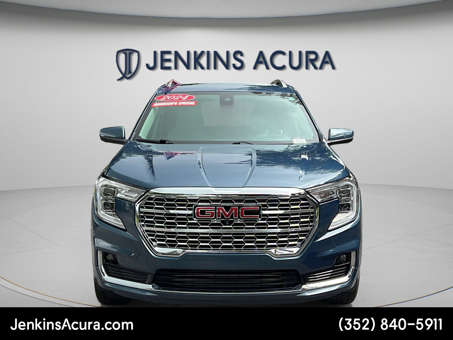 Used 2024 GMC Terrain Denali w/ Denali Premium Package AWD/4WD image 8
