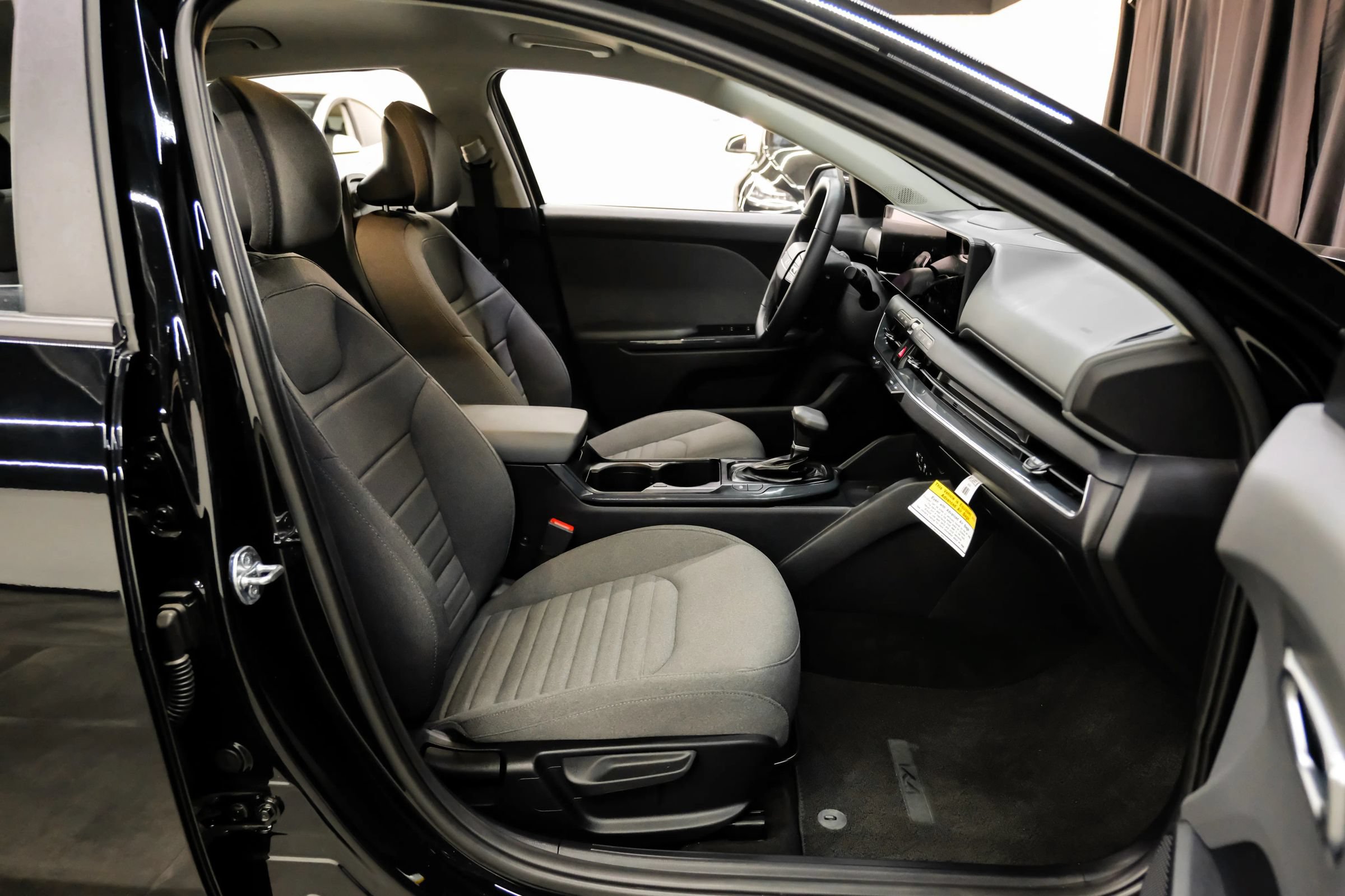 Used 2025 Kia K4 EX FWD image 36