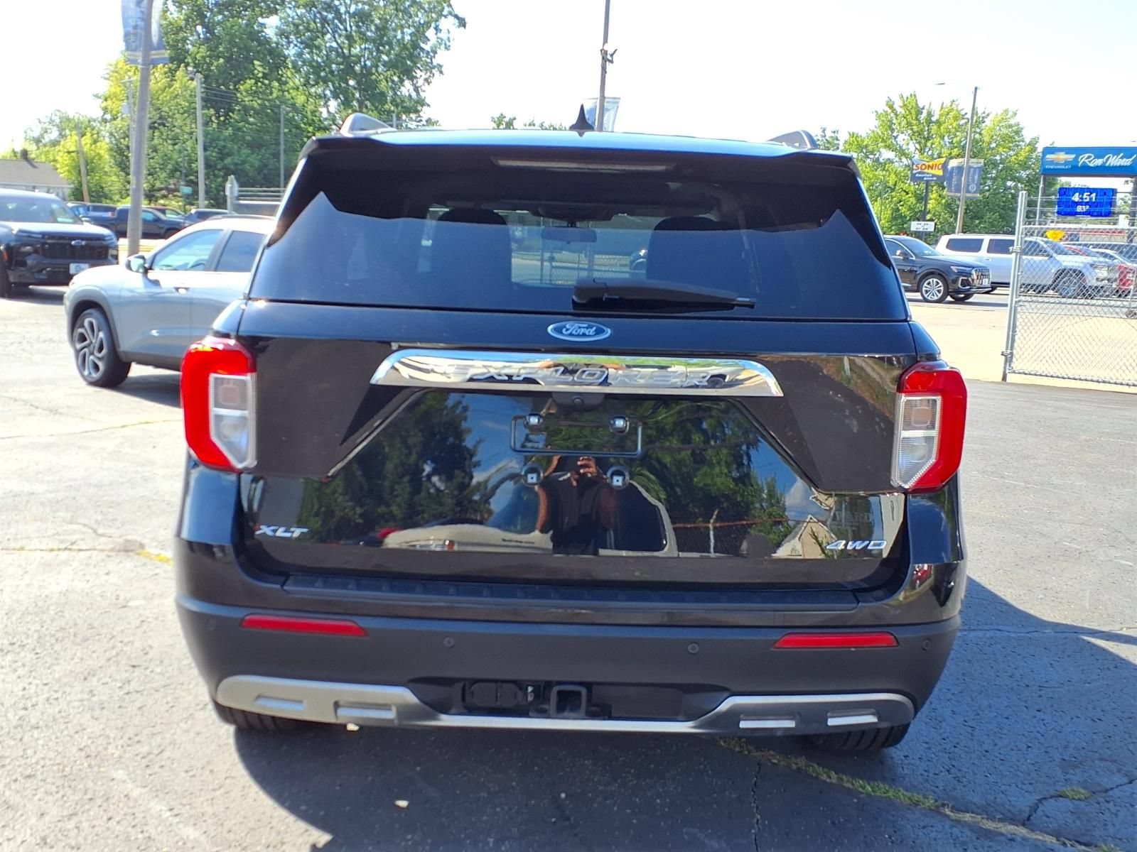 Used 2023 Ford Explorer XLT w/ Equipment Group 202A AWD/4WD image 22