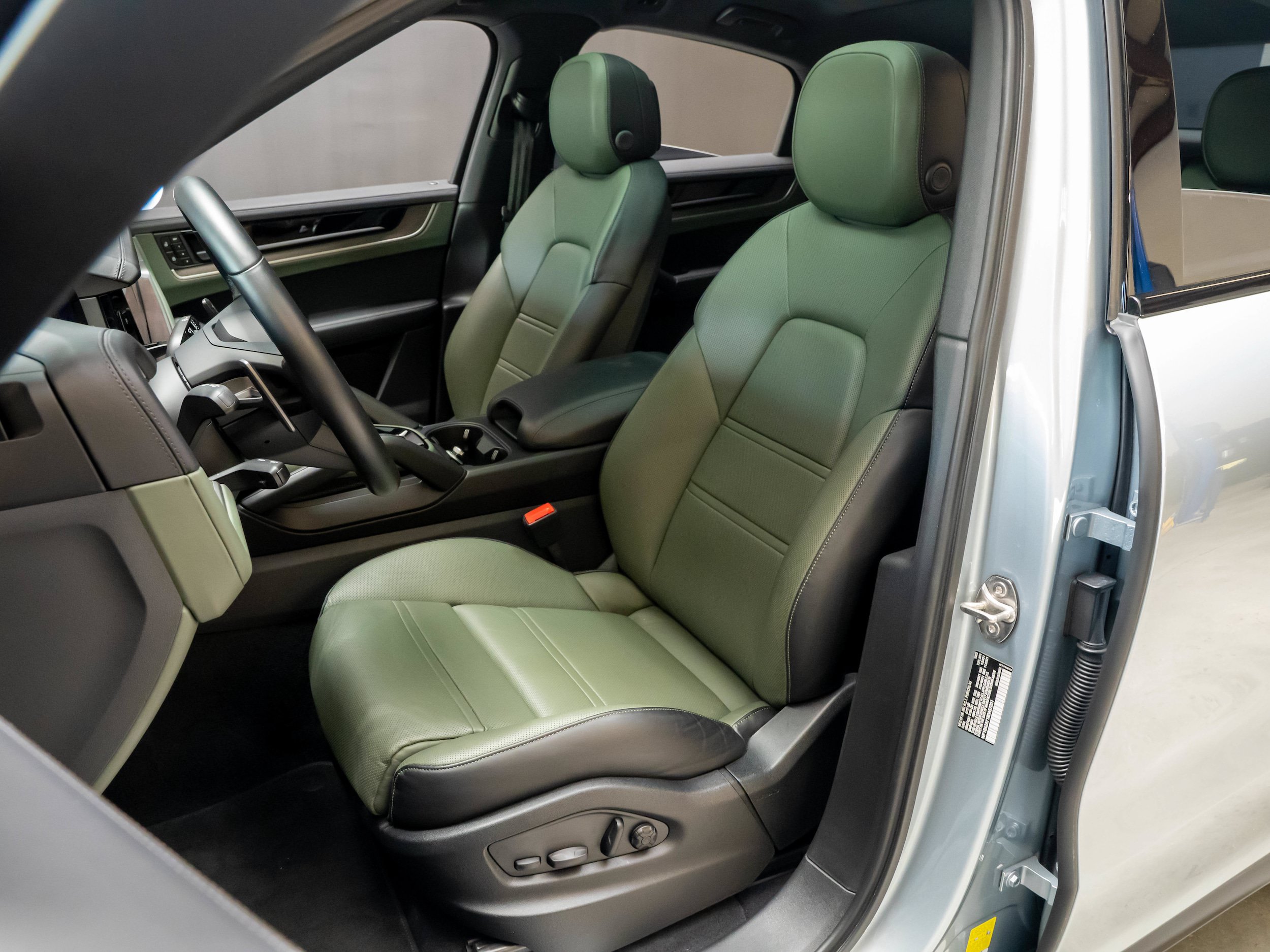 Certified 2024 Porsche Cayenne Coupe AWD/4WD image 5