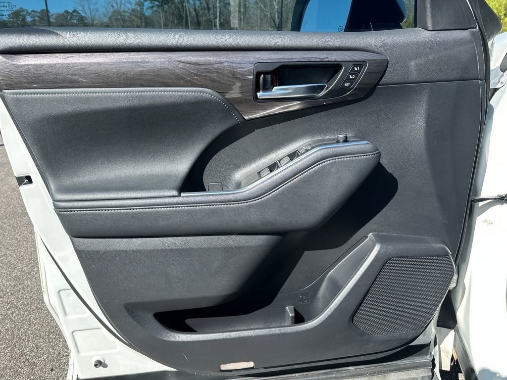 Used 2021 Toyota Highlander Limited image 29