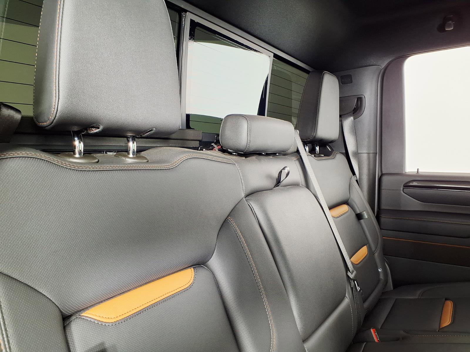 Used 2024 GMC Sierra 2500 AT4 w/ Technology Package AWD/4WD image 12