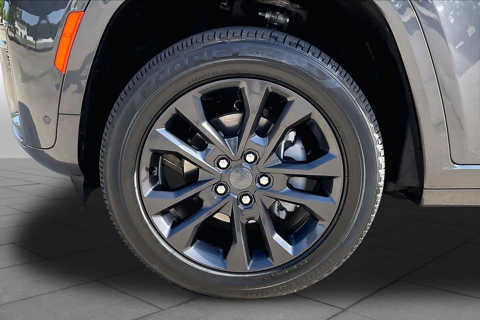 Used 2026 Jeep Grand Cherokee Limited AWD/4WD image 11