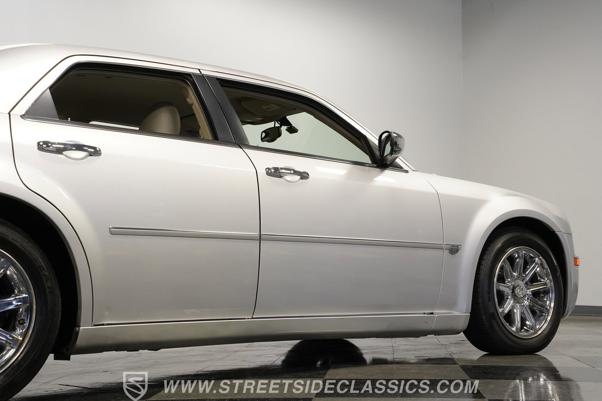 Used 2005 Chrysler 300 C w/ Navigation & Sound Group II image 28