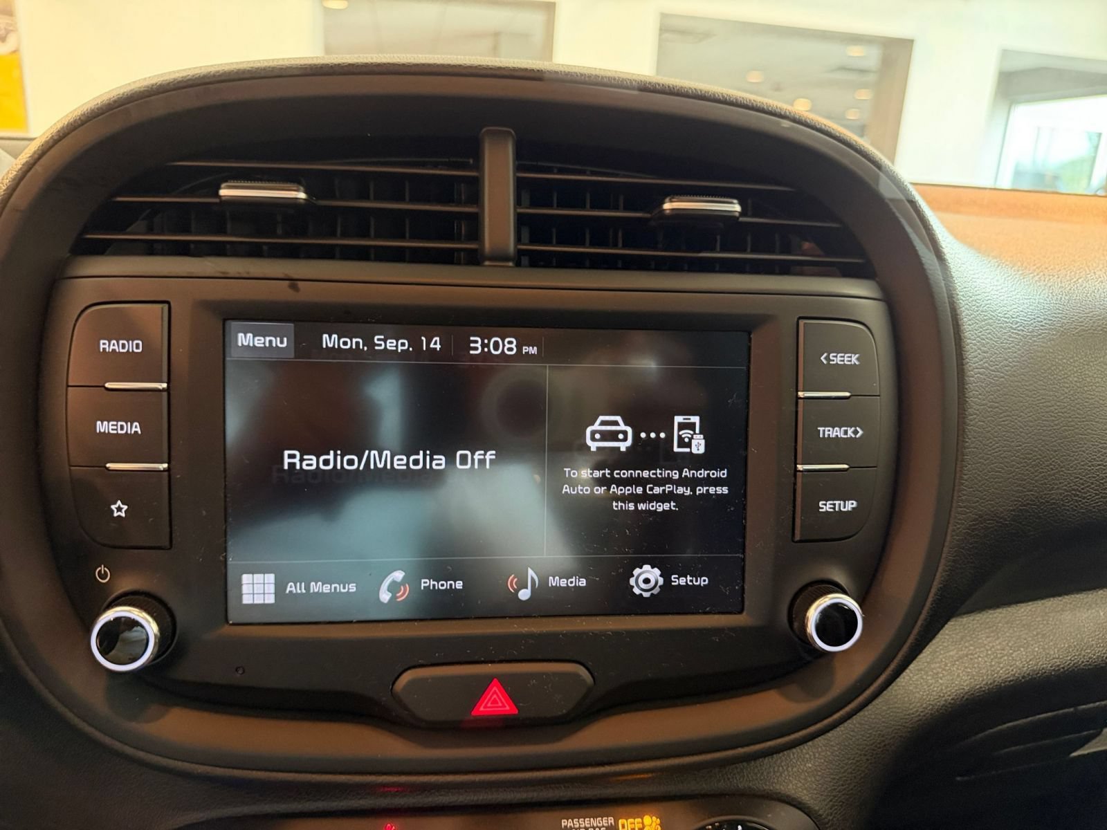 Used 2025 Kia Soul LX w/ LX Technology Package FWD image 19