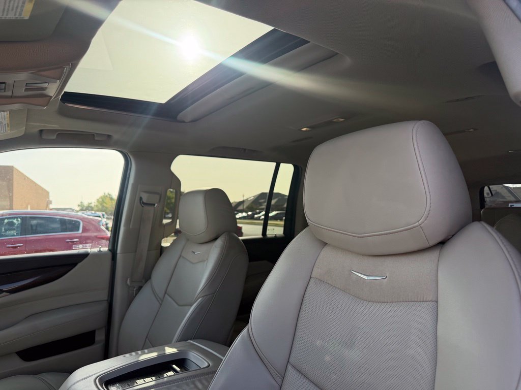 Used 2017 Cadillac Escalade ESV Luxury AWD/4WD image 34