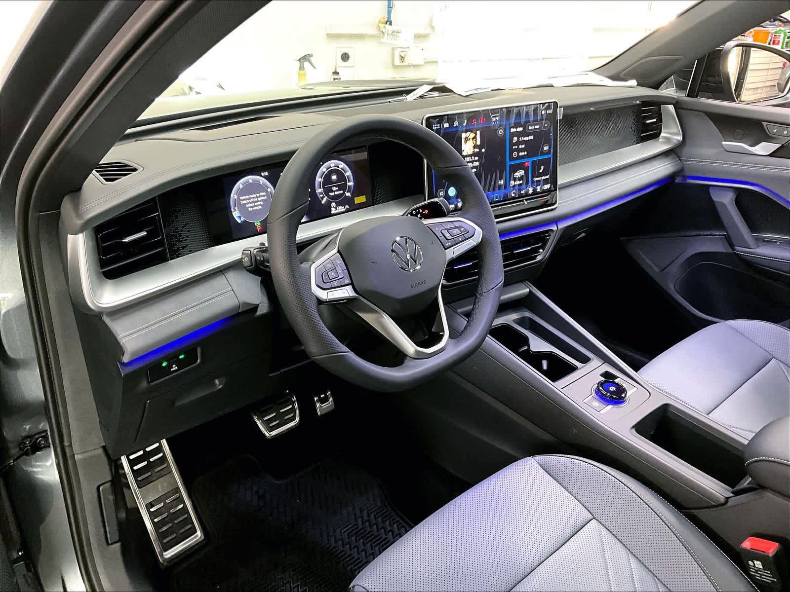 New 2026 Volkswagen Tiguan SE R-Line AWD/4WD image 8