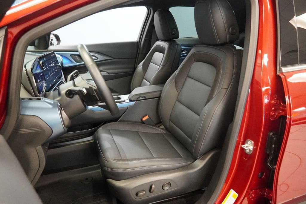 New 2026 Chevrolet Equinox EV LT w/ LPO, Blackout Package FWD image 3