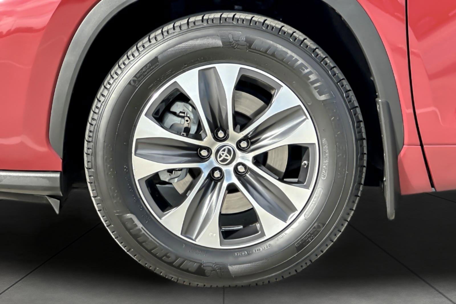 Used 2023 Toyota Highlander XLE image 26