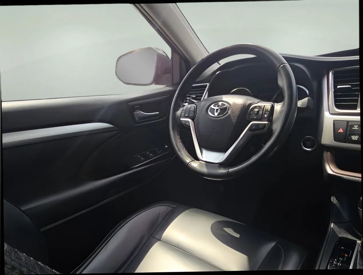 Used 2019 Toyota Highlander XLE AWD/4WD image 16