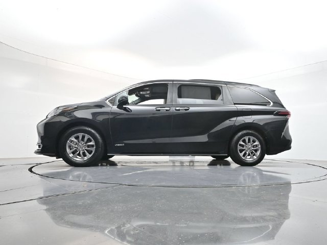 Used 2021 Toyota Sienna XLE FWD image 46