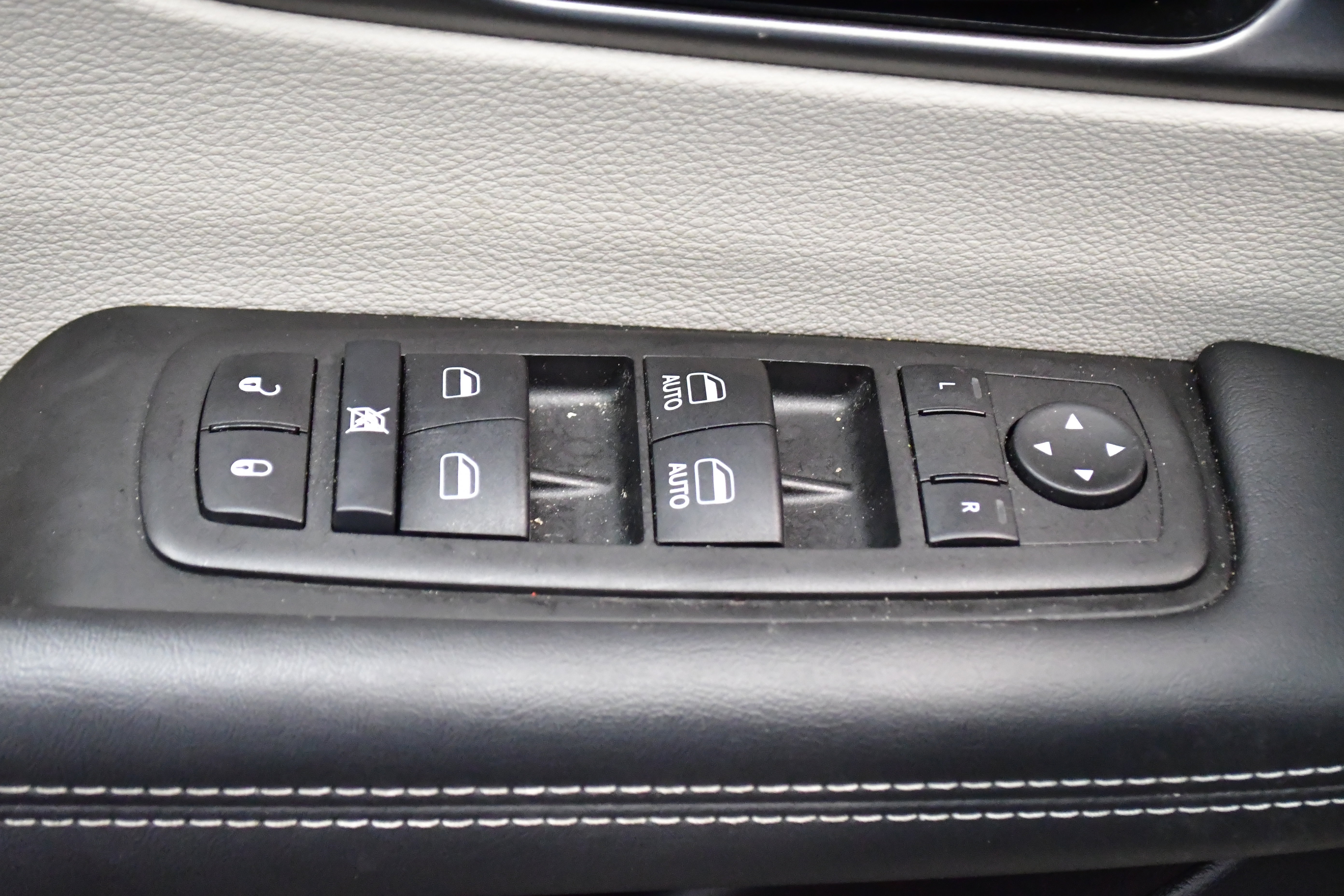 Used 2024 Chrysler Pacifica Touring-L image 34