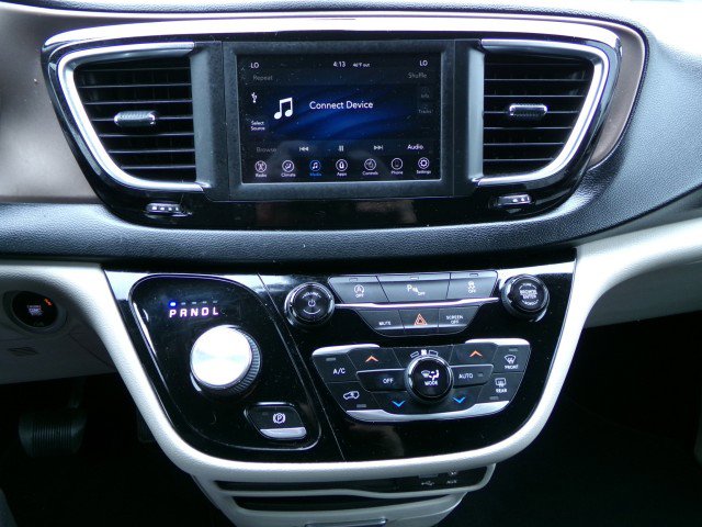 Used 2019 Chrysler Pacifica Touring-L image 22