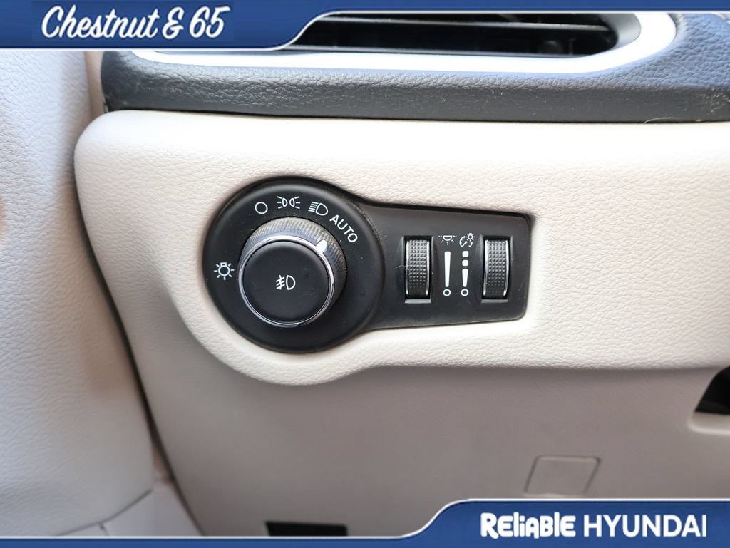 Used 2023 Chrysler Pacifica Touring-L AWD/4WD image 30