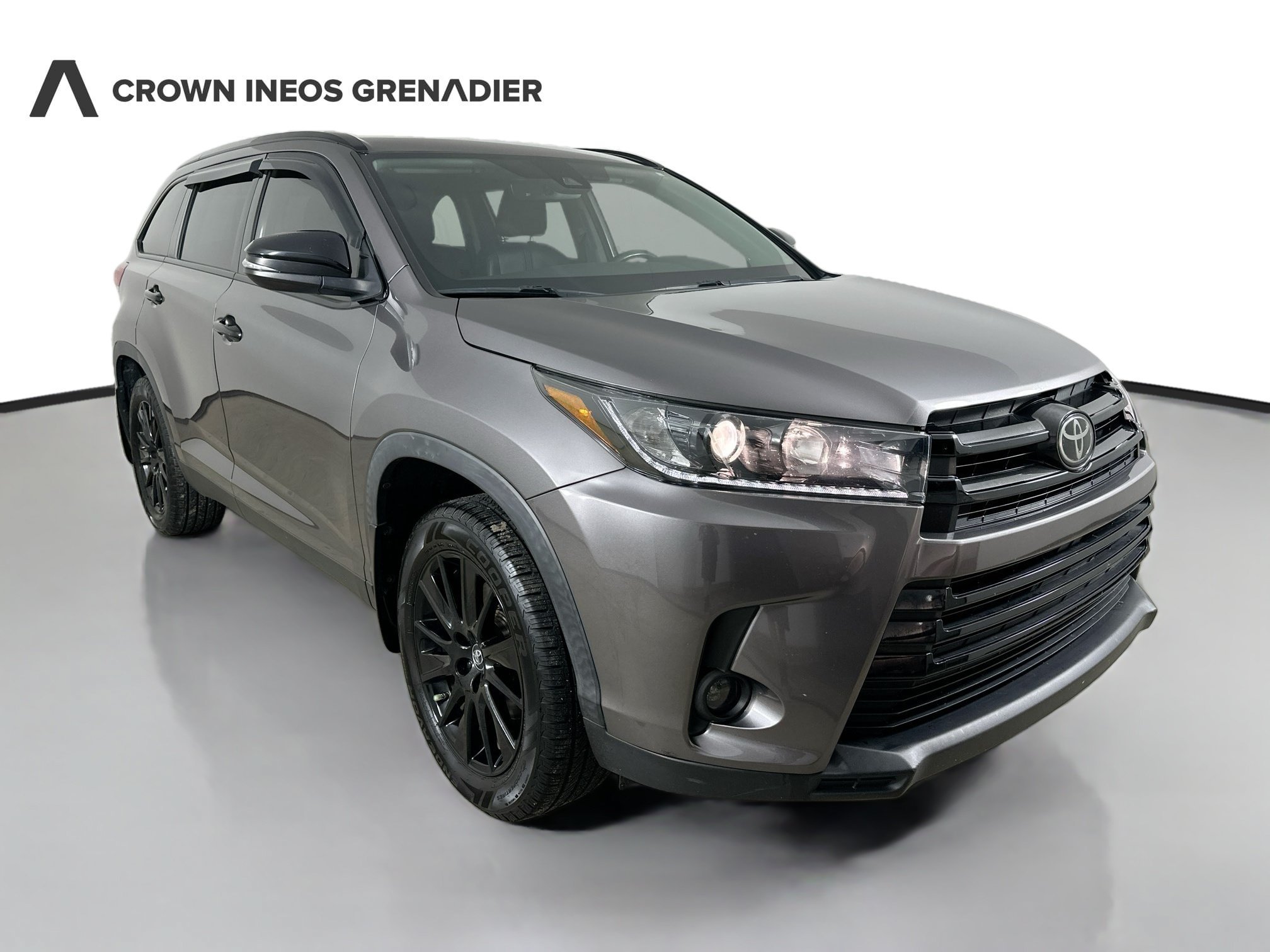 Used 2019 Toyota Highlander SE w/ Nightshade Edition AWD/4WD image 3