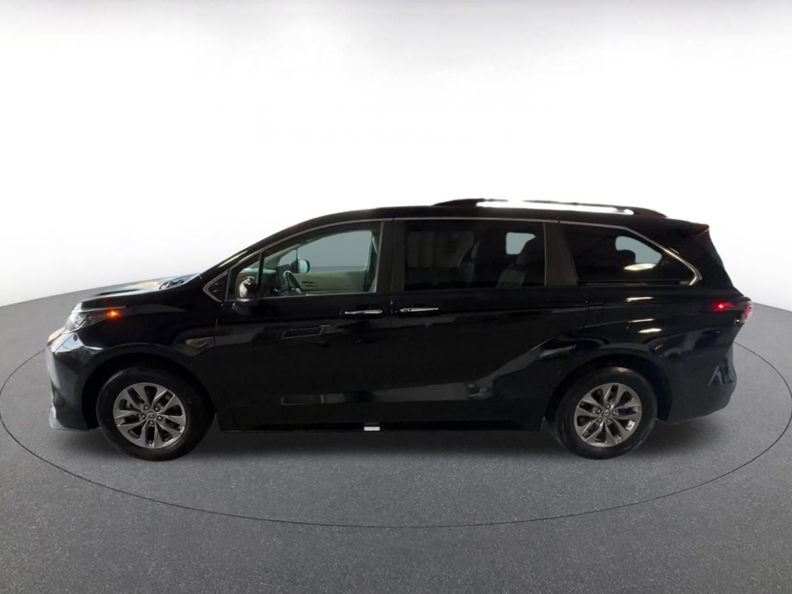 Used 2025 Toyota Sienna XLE image 10