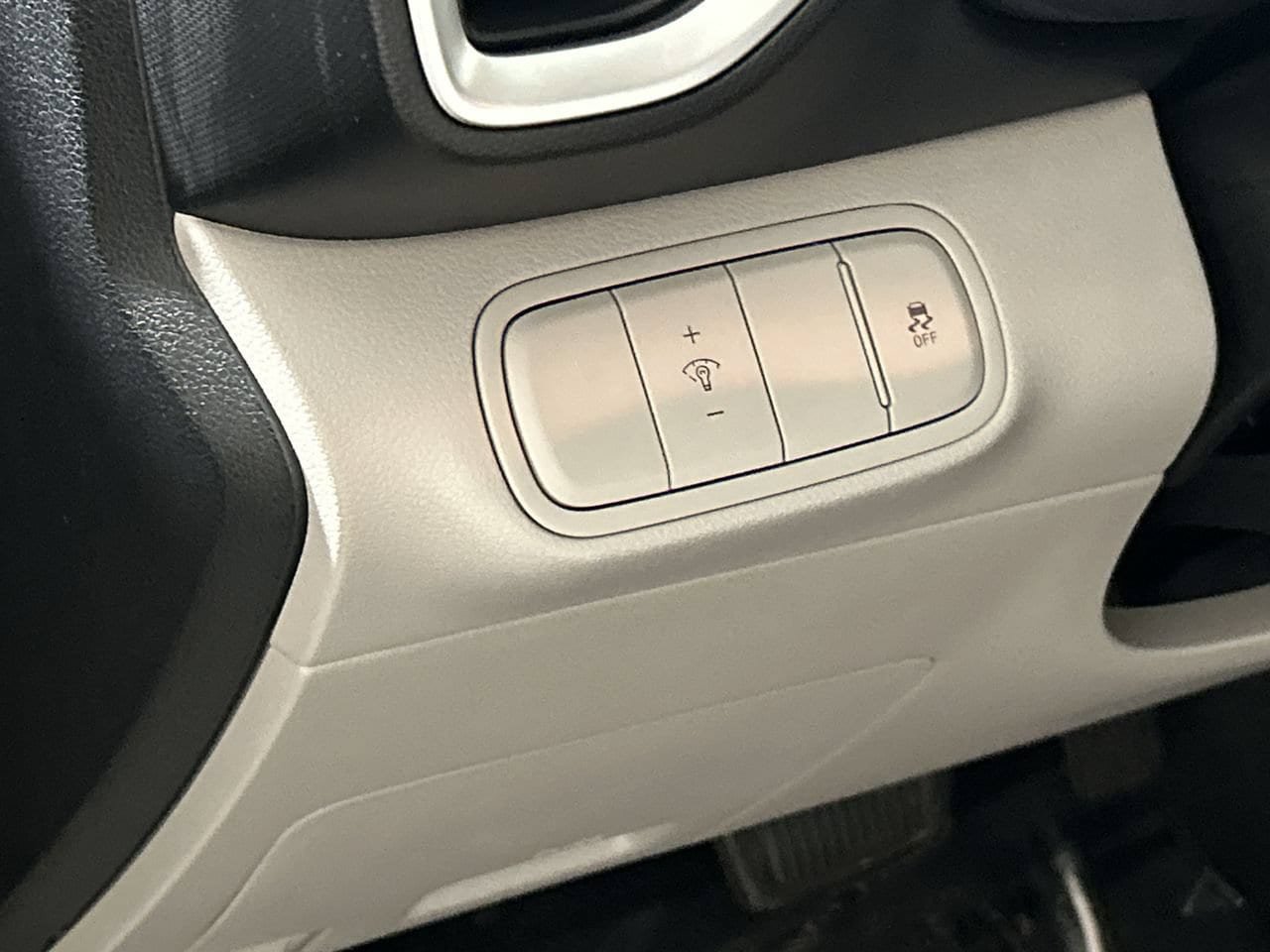 Used 2025 Hyundai Venue SEL FWD image 14