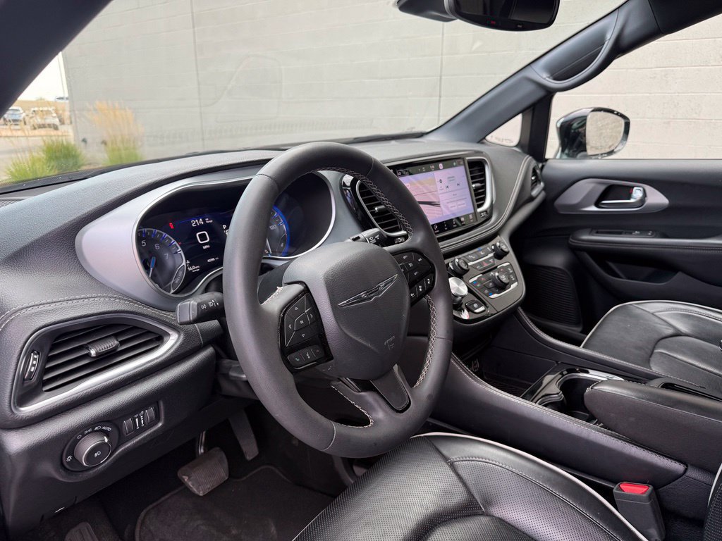 Used 2025 Chrysler Pacifica Limited FWD image 15