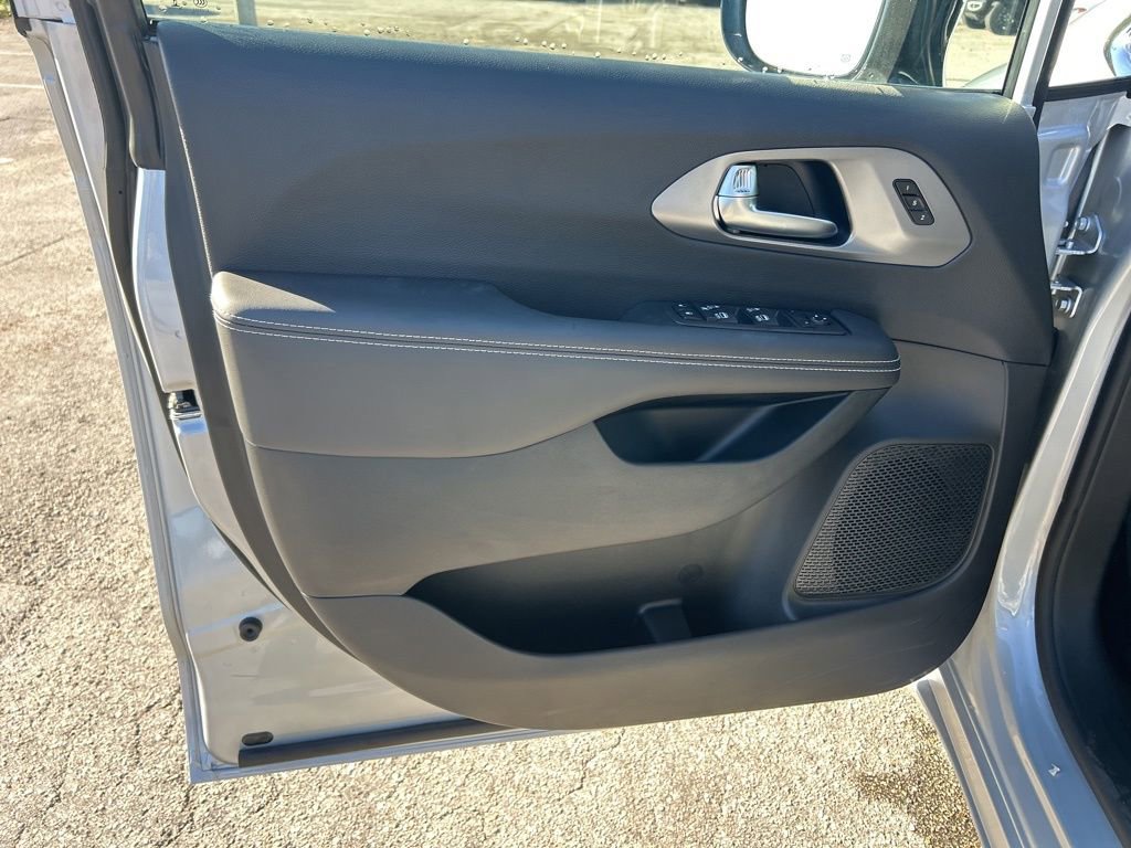 New 2026 Chrysler Pacifica Select FWD image 36