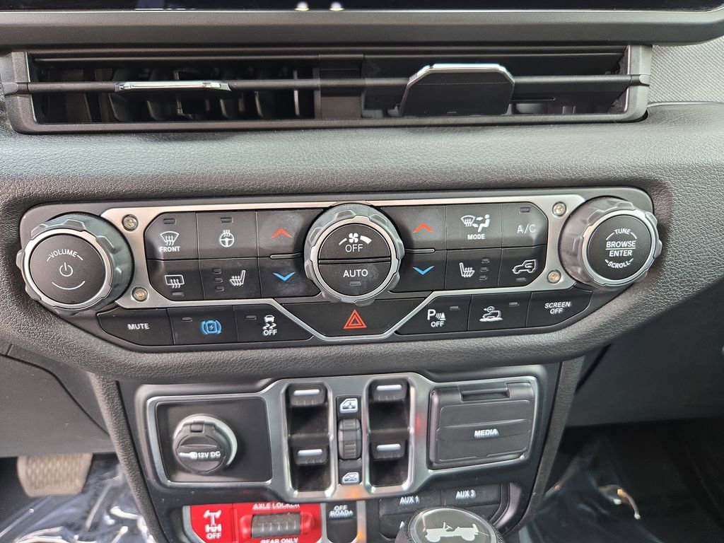 Used 2024 Jeep Wrangler Unlimited AWD/4WD image 25