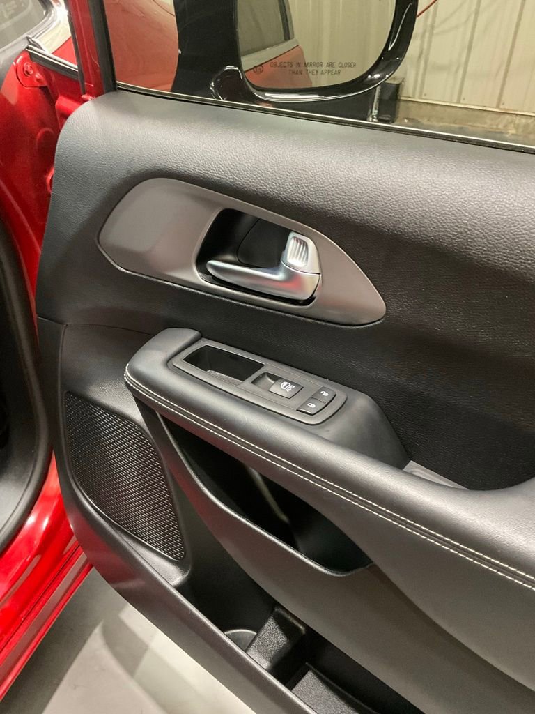Used 2025 Chrysler Pacifica Select FWD image 17