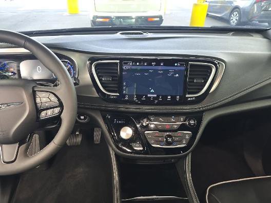 Used 2023 Chrysler Pacifica Limited w/ Uconnect Theater Family Group FWD image 8