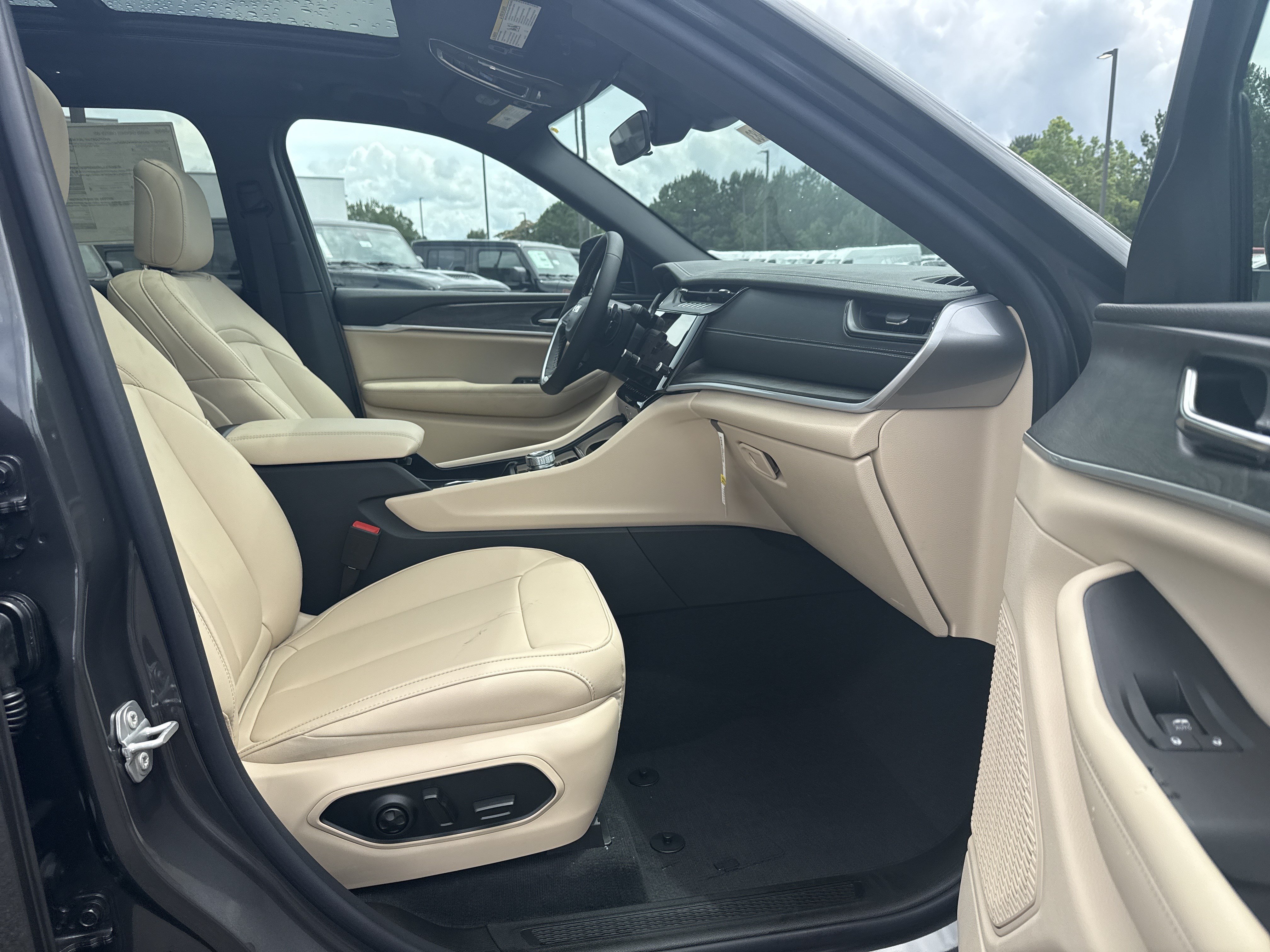 New 2026 Jeep Grand Cherokee Limited RWD image 14