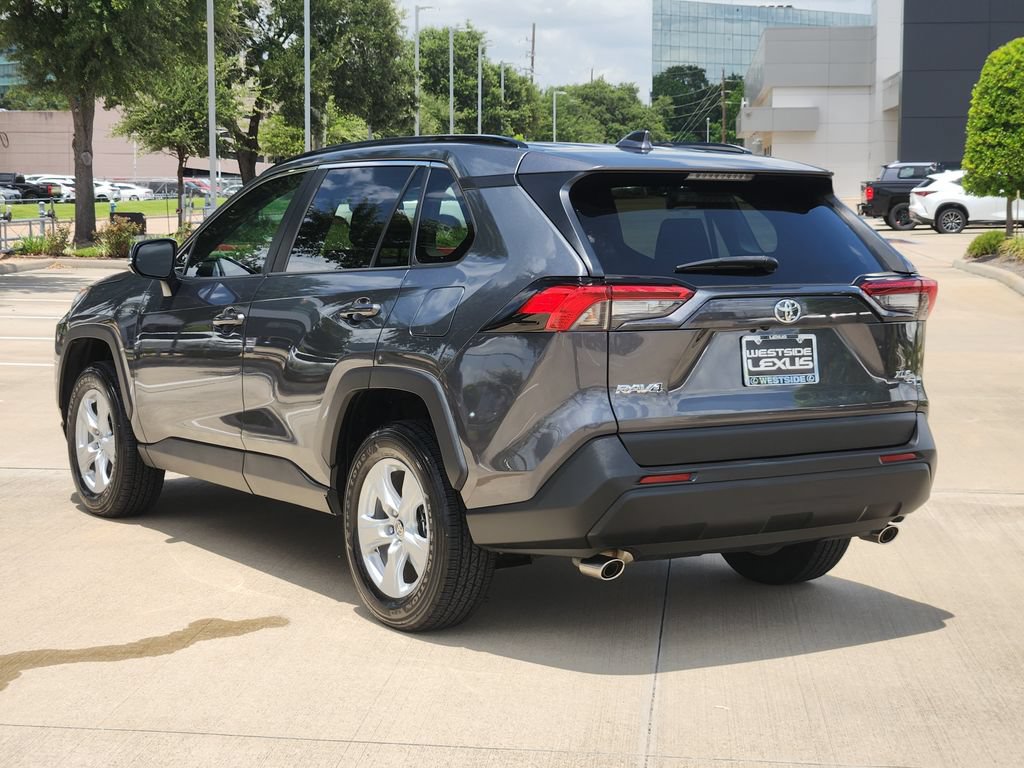Used 2021 Toyota RAV4 XLE w/ Convenience Package FWD image 4