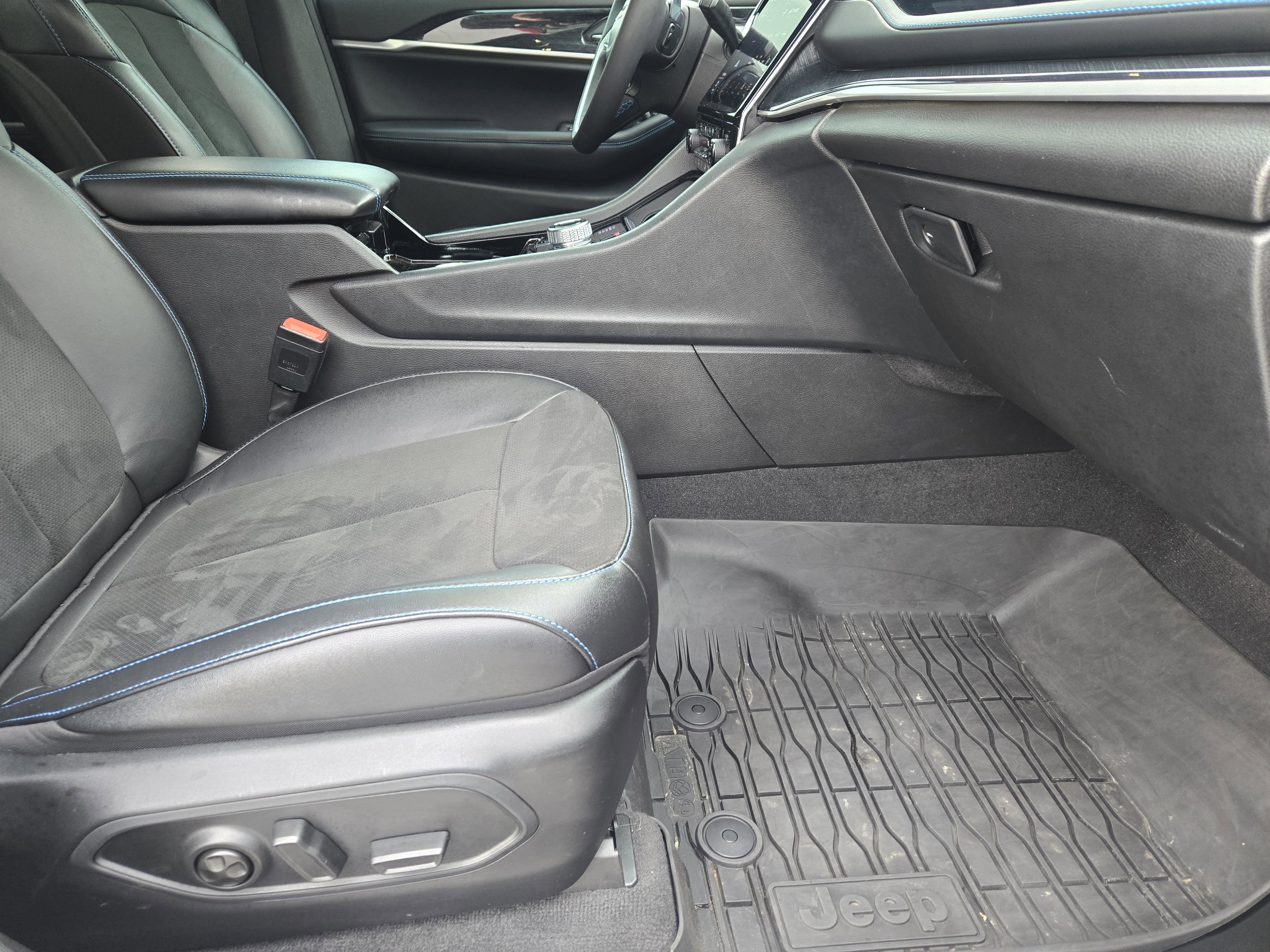 Used 2022 Jeep Grand Cherokee Trailhawk w/ Luxury Tech Group III image 17