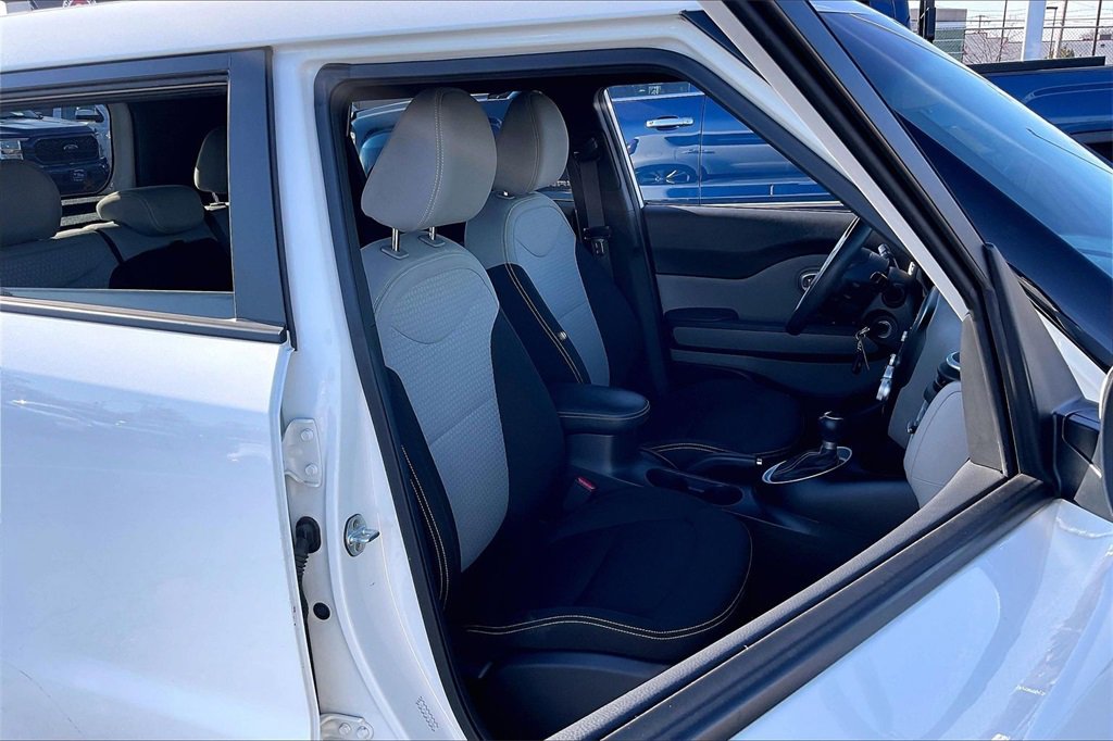 Used 2016 Kia Soul + image 6
