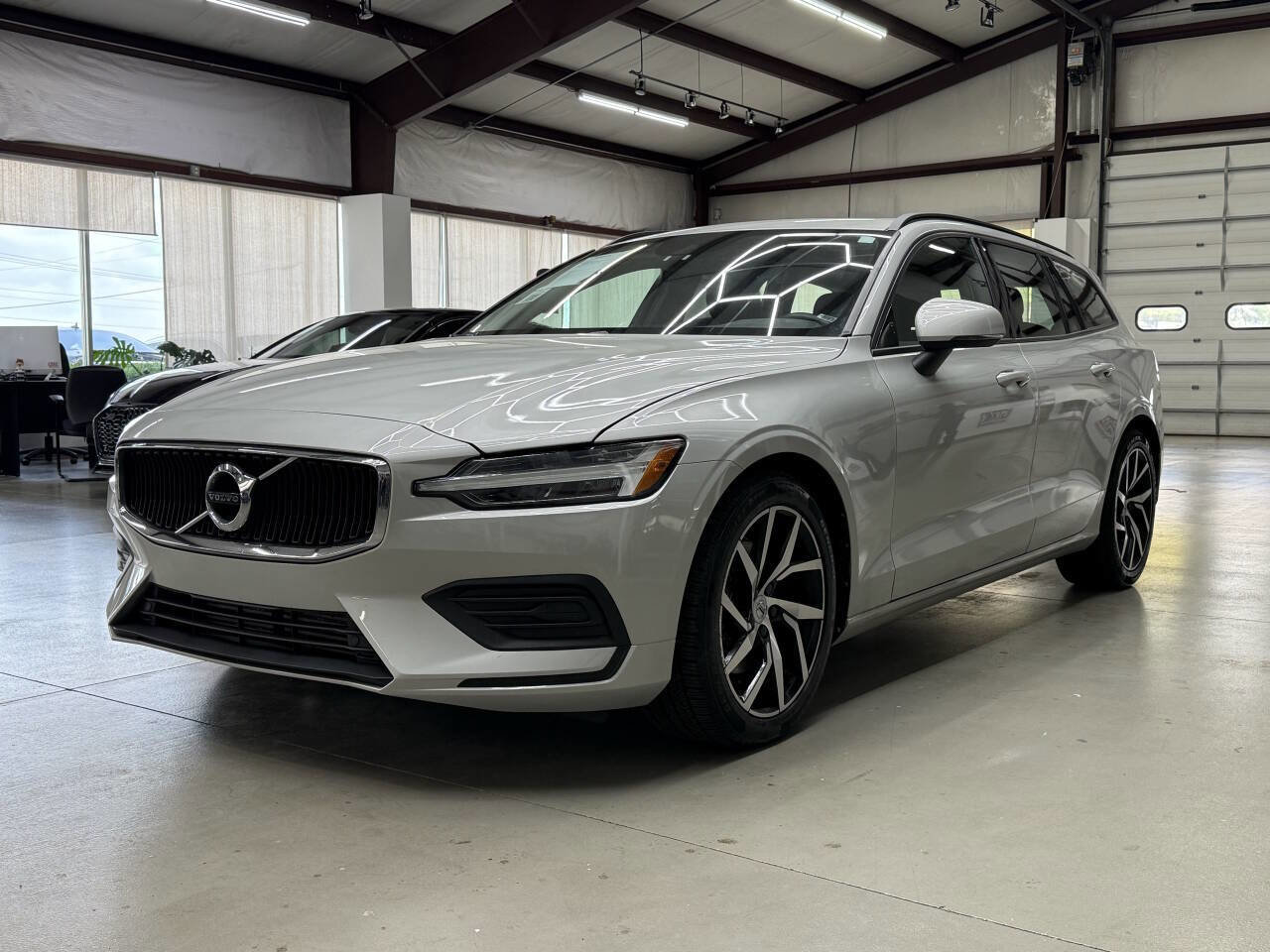 Used 2020 Volvo V60 T5 Momentum image 4