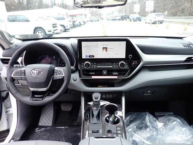 New 2026 Toyota Highlander Platinum image 13