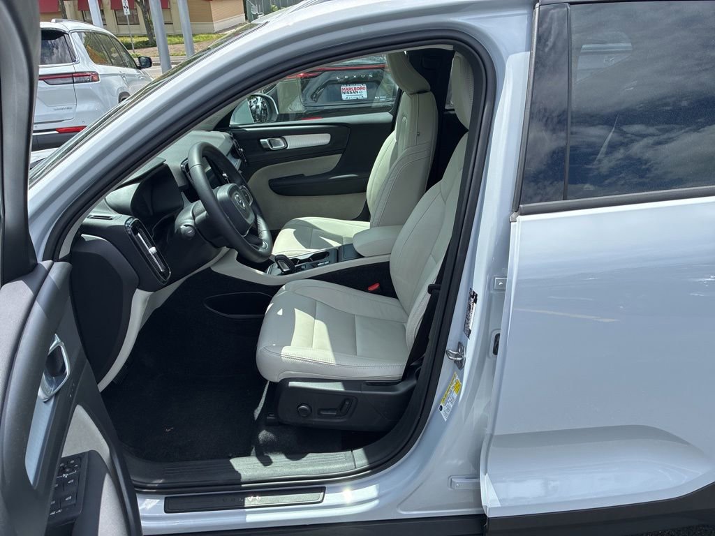 Used 2020 Volvo XC40 T5 Momentum w/ Protection Package Premier AWD/4WD image 16
