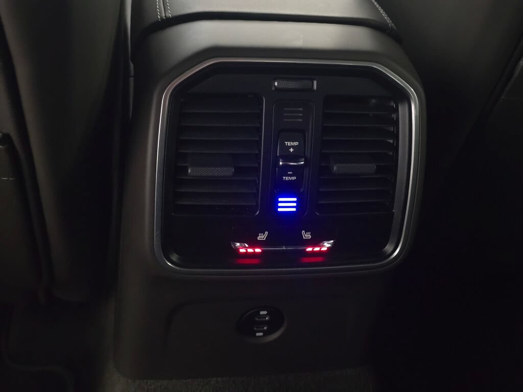 Certified 2024 Porsche Macan GTS w/ Premium Plus Package AWD/4WD image 19