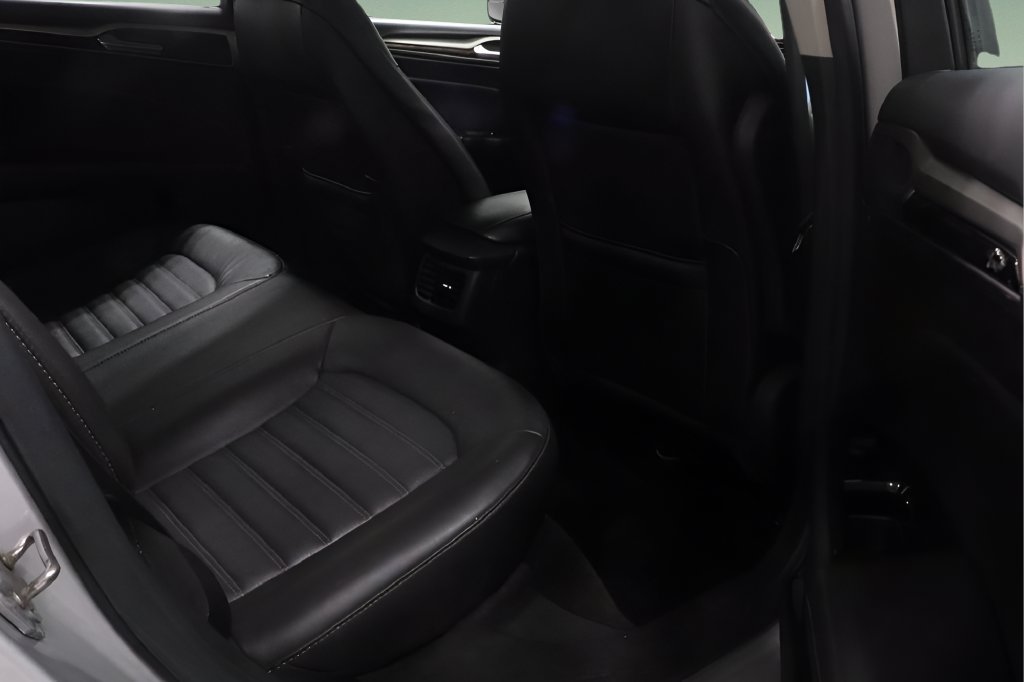 Used 2016 Ford Fusion SE w/ Equipment Group 202A FWD image 17