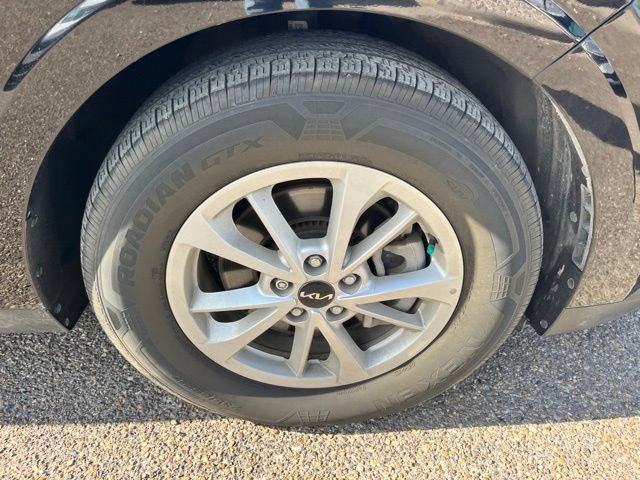 Used 2024 Kia Carnival LX FWD image 8