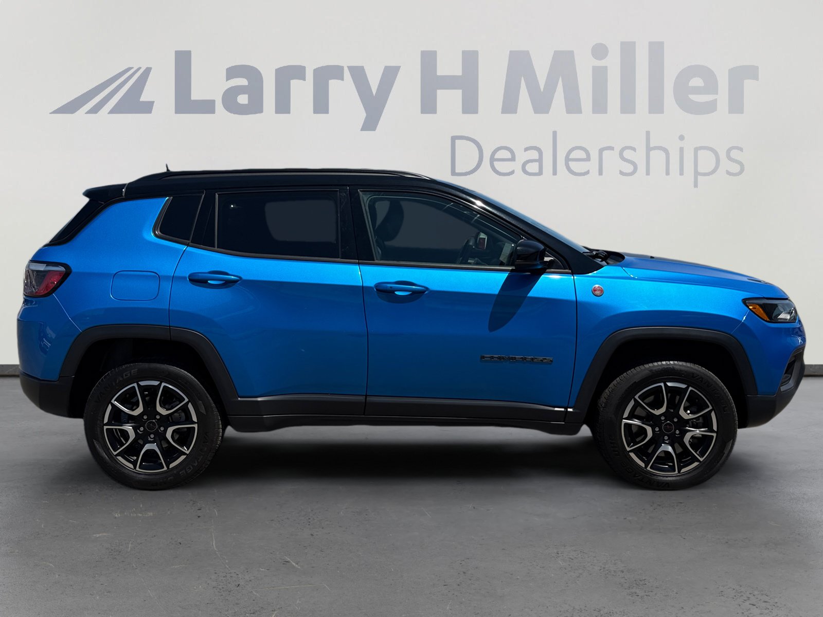 Used 2025 Jeep Compass Trailhawk AWD/4WD image 6