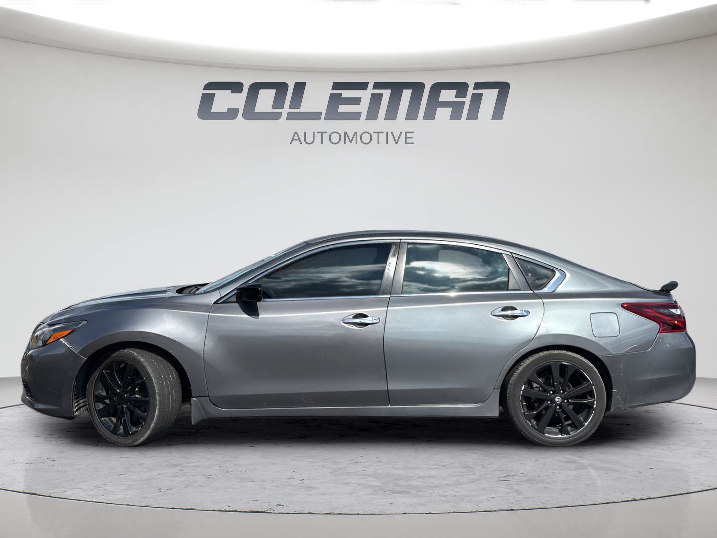 Used 2017 Nissan Altima 2.5 SR w/ Midnight Edition Package FWD image 3