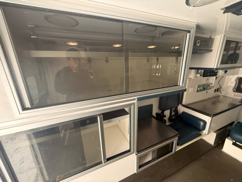 Used 2017 Ford E-450 and Econoline 450 Super Duty w/ Ambulance Prep Package RWD image 9