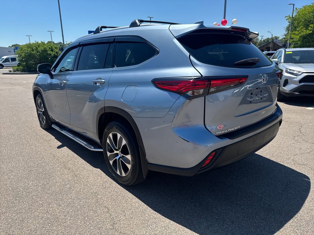 Used 2022 Toyota Highlander XLE AWD/4WD image 5