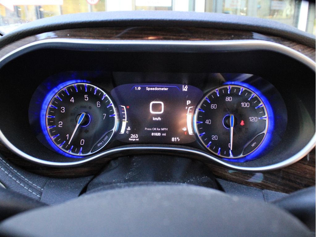 Used 2022 Chrysler Pacifica Limited w/ Uconnect Theater Family Group FWD image 9
