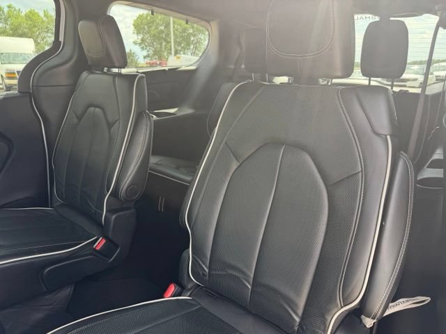 Used 2025 Chrysler Pacifica Limited FWD image 12