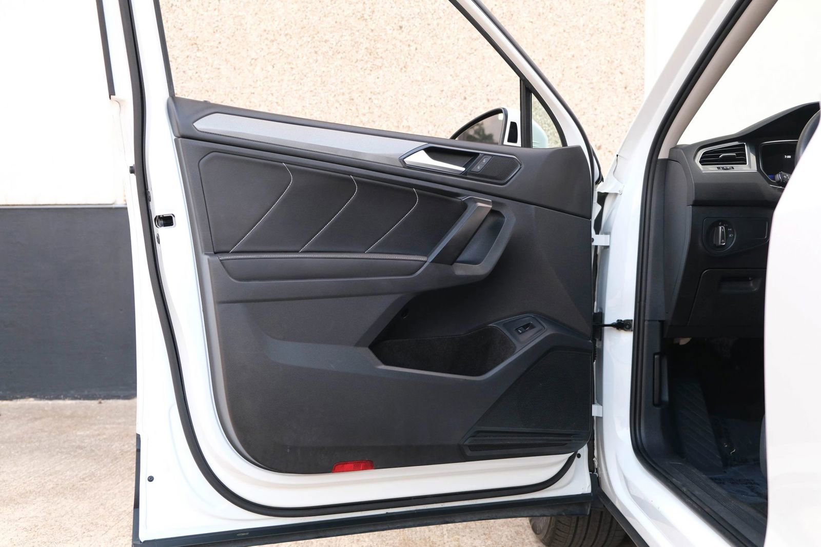 Used 2023 Volkswagen Tiguan SE FWD image 19