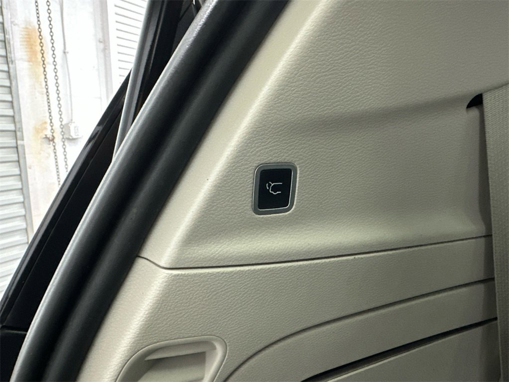 Used 2017 Chrysler Pacifica Limited w/ UConnect Theater Package image 22